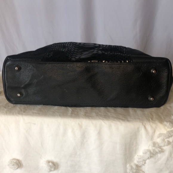 STONE & COMPANY black leather snakeskin print shoulder bag. Silver hardware. - Picture 8 of 14